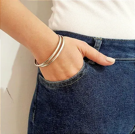 Brinco de argola grande cravejado de zircônias folheado em ouro 18k