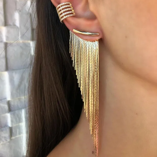 Brinco de argola com pingente de chave com zircônia verde folheado em ródio branco